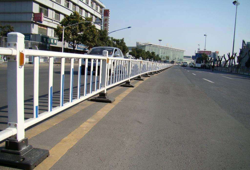 湾里道路护栏